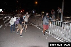 2019年6月10日凌晨香港学生们用金属围栏试图建立自己的地盘 与警察对峙(美国之音记者申华拍摄)