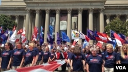 2015年5月25日,华盛顿阵亡将士纪念日大游行在宪法大道举行。图为“纪念日节庆合唱团”的表演。(美国之音海伦拍摄)