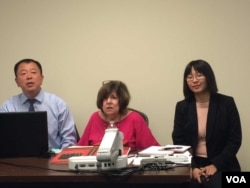 石文安(中) 在华盛顿的一个文化沙龙上谈论毛泽东。 (2017年9月9日,美国之音斯洋拍摄)