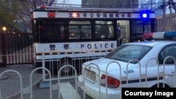 美国驻北京大使馆外面的警察执法车(可移动岗亭)和旁边街道上听着的警车。(网络图片)