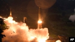 韩国在与美国举行的联合军事演习时发射一枚玄武二型导弹。(2017年月29日)