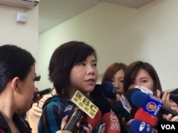 台湾民进党立委叶宜津2017年6月19日在立法院回答媒体提问(美国之音记者申华 2017年6月19日)