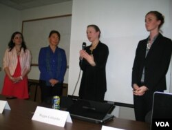 数十名女权活跃人士与会(美国之音 方冰拍摄)