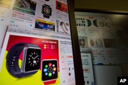 2015年3月12日,在苹果公司的智能手表计划在中国上市的一个月之前,北京的电脑屏幕上,一个电子商务网站显示有人卖“苹果智能手表……蓝牙手链”,起价288元(45美元)的。中国山寨厂商销售貌似苹果产品的仿制品,有些公开宣称是苹果的仿制品。