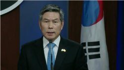 韩国防长郑景斗2020年2月24日在五角大楼见记者(美国国防部视频截图)