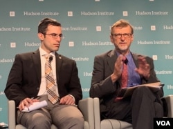 美国国际宗教自由委员会前主席丹尼尔·马可(左)和非政府组织自由媒体在线主席泰德·里皮恩在华盛顿哈德逊研究所一场讨论中国和梵蒂冈关系及中国宗教自由的研讨会上 (美国之音萧雨拍摄)