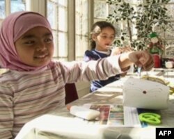 小朋友利用铁线与网袋创作