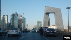 央视能成为习近平要求的新型主流媒体吗?右侧大楼为很有争议的中国中央电视台的很有争议的建筑(美国之音拍摄)