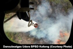 Helikopter Mi-8 menjatuhkan bom air di Kalimantan Tengah 17/10/2018. Kebakaran lahan masih menjadi ancaman bagi Kalimantan (courtesy: Dansubsatgas Udara BPBD Kalteng).