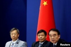 中国外交部副部长李保东(右)财政部副部长朱光耀(中)中国人民银行副行长易纲在关于20国集团峰会的记者会上(2016年8月15日)