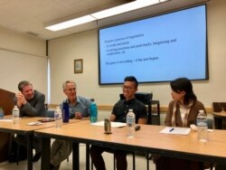 洛杉矶加州大学的中国研究中心举行香港抗议运动研讨会。照片从左至右:UCLA中国研究中心主任白睿文教授(Michael Berry);加州大学尔湾分校的历史学教授、美国近代史学家瓦瑟斯特伦博士(Dr. Jeffery Wasserstrom);加州大学尔湾分校的社会学博士莫哲炜(Chit Wai John Mok);加州大学洛杉矶分校的政治学学者贝莱特·李博士(Dr. Bellette Lee) (2019年10月30日星期三,雨舟拍摄)