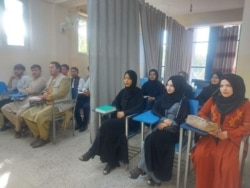 社交媒体照片显示,阿富汗的大学开学,在喀布尔的阿维森纳大学,男女学生隔着帘子上课。(2021年9月6日)