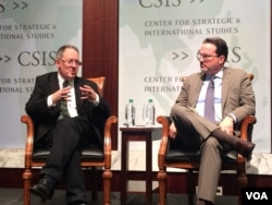 吉迪恩•拉赫曼(左)四月份在战略与国际研究中心举行新书介绍会。