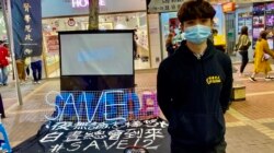 学生组织贤学思政召集人王逸战表示,国安法实施后,他们仍然坚持每星期摆街站。 (美国之音/汤惠芸)