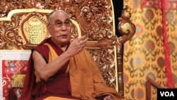 资料照片：达赖喇嘛在纽约传授佛经(2015年7月9日，美国之音赵江拍摄 )