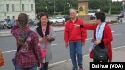 夏季在圣彼得堡的中国游客。(美国之音白桦摄)