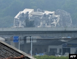 中国温州市外的一个镇上,被政府拆毁的基督教教堂仅剩残砖碎瓦(2014年4月30日)