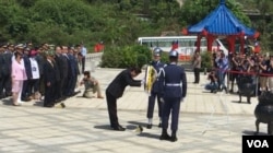 官员向阵亡者陵墓进香。 (萧洵摄影)