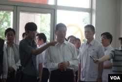 张志军会后和媒体说明(美国之音张佩芝摄)