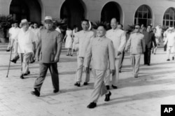 1963年7月，以邓小平为团长的中共代表团前往苏联谈判，彭真和刘少奇、周恩来、朱德、陈毅到机场送行。这些高官后来都受害于当时中共体制里 “毛比法大”“毛比党大”的弊端。