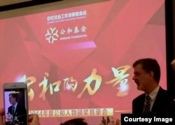 卢百可荣获中国民间组织《公和基金会》2014年度公和人物奖。这是他在北京颁将会上发言（卢百可提供）