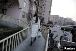 中国网络女主播娴龔(音)走回她在北京的公寓。(2015年2月10日)