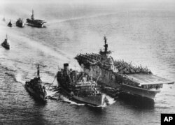 历史照片:游弋在中国附近海域协防台湾的美国海军第七舰队。(1955年1月27日)