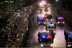 大批信众兴奋地聚集在马尼拉的大道两边,欢迎教宗来访。(2015年1月15日)