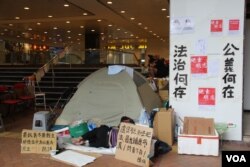 2019年7月11日,香港政府总部附近金钟地铁站出口的反送中抗议绝食者营地(美国之音记者申华拍摄)