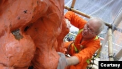 2013年高志活(Jens Galschiot)赴港统筹“国殇之柱”维修工作。(照片提供:高志活)