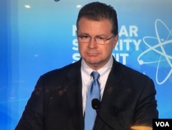 资料照:国家安全委员会亚洲事务资深主任康达回答记者提问