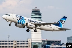埃及航空公司的一架空中客车A320飞机在维也纳机场起飞(2015年8月21日)