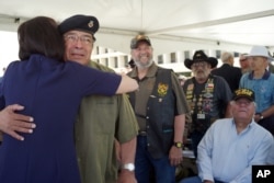 林登•约翰逊总统之女为越战老兵佩雷兹佩戴奖章,佩雷兹难掩激动之情。(2016年4月27日)