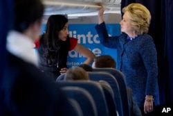 希拉里·克林顿在竞选专机上和她的高级助理Huma Abedin交谈(2016年10月28日)