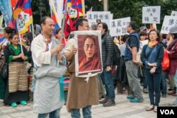 在台湾闹市区集结的抗议者。(美国之音记者方正拍摄)