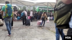 每天都有工人进厂,每天都有工人离开