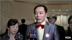 华裔北美川普助选团团长王湉接受美国之音采访(美国之音莫非拍摄)