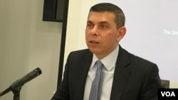 2019年3月18日,新加坡《海峡时报》总编华仁在华盛顿智库东西方中心讲话。(美国之音莉雅拍摄)