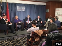 2018年4月24日，孔子学院美国中心和中美强基金会联合举办的中美教育交流活动在首都华盛顿国家记者俱乐部举行。与会专家从左至右依次为：中美强基金会CEO John Holden，约翰霍普金斯大学中国项目执行主任Madelyn Ross，亚利桑那州立大学副校长邵建隆（Matt Salmon），内布拉斯加大学法学院教授Harvey Perlman，马萨诸塞大学波士顿分校政治学教授Winston Langley。(美国之音于盟童拍摄)