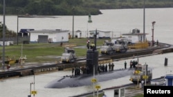 资料照片:美国海军 “哥伦布 ”号潜艇(SSN-762)驶过巴拿马运河的米拉弗洛雷斯(Miraflores)船闸。(2015年7月10日)
