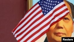 资料照:为欢迎美国总统特朗普访华,美国国旗在北京天安门毛泽东画像前飘扬。(2017年11月8日)