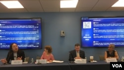 台湾数码政务委员唐凤（左一）2019年4月23日参加乔治华盛顿大学座谈会（美国之音锺辰芳拍摄）