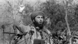 资料照片:流亡的阿富汗军阀希克马蒂亚尔(Gulbuddin Hekmatyar)向聚集在巴基斯坦西部城市白沙瓦的一群阿富汗圣战者发表讲话。(1987年1月17日)