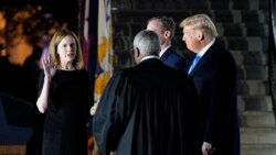 在特朗普总统注视下,美国最高法院大法官托马斯主持宣誓仪式,巴雷特宣誓就任美国最高法院大法官。(2020年10月26日)