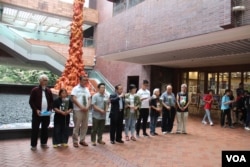 五四百年国殇之柱前支联会成员致敬默哀(美国之音记者申华拍摄)