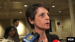 美国国务院亚太事务代理副助卿石露蕊接受采访(美国之音钟辰芳拍摄)