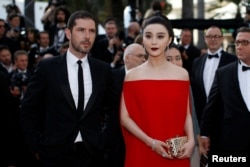 女星范冰冰和男星梅尔维尔·珀波(Melvil Poupaud)出席第70届戛纳电影节主竞赛单元影片《牡丹花下》(The Beguiled)的首映礼(2017年5月24日)。