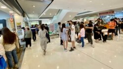 沙田一间阿布泰分店外,顾客大排长龙,秩序良好 (美国之音/汤惠芸)