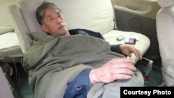 山东维权人士刘厚顺在文登市派出的截访车上遭遇暴力(图片来源:权利运动)