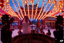 除夕夜(2016年2月7日)一名华人在马来西亚吉隆坡一寺庙上香。